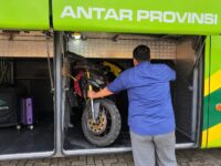 Motor Naik Bus